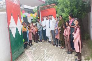 रामपुर : स्कूल पहुंचने पर शिक्षकों ने बच्चों  के रोली लगाकर किया टीका, खुशी की लहर